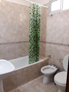 布宜诺斯艾利斯DUPLEX DEVoTO 5238的一间带卫生间和淋浴帘的浴室