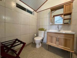 法勒Huahine Beach House的一间带卫生间、水槽和镜子的浴室