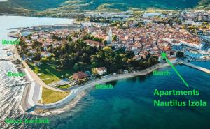 伊佐拉Apartments Nautilus, nearby beach Svetilnik的水中小岛的空中景观