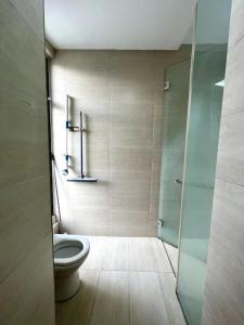 汝来Lapan Ompek Homestay 3 Bedrooms的一间带卫生间和玻璃淋浴间的浴室