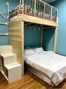 汝来Lapan Ompek Homestay 3 Bedrooms的配有一张床铺的客房内的一张木制双层床