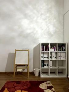 汝来Lapan Ompek Homestay 3 Bedrooms的一间设有白色书架和镜子的客房