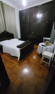 特雷索波利斯Recanto Esperança - Na Feirinha do Alto的卧室配有1张床、1张桌子和1把椅子