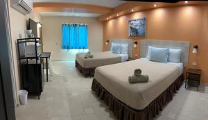 Aqua by Dreams Hotel的酒店客房设有两张床和电视。