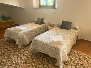 阿尔哈拉克Loft en Huelva的一间设有两张床和一张桌子的房间