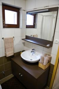 库普雷斯Holiday home Maša - Kupres的一间带水槽和镜子的浴室