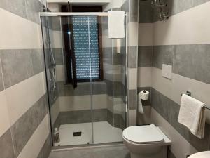 卡坦扎罗Appartamento relax a Catanzaro Lido的带淋浴和卫生间的浴室