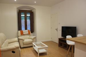 里贝斯的弗里瑟Apartamentos CAN GUSI的带沙发、椅子和电视的客厅