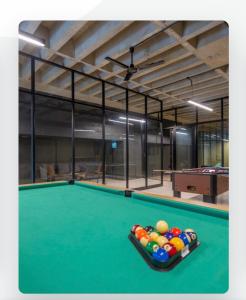德班Batchelor City Studio Apartment的一张台球桌,上面放着一堆球