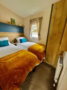 Newquay Bay ResortNewquay Bay Resort - Summer Days 135的两张床位 - 带两张西德西德床