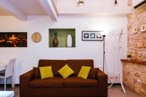 莫迪卡Casa Basile的客厅配有带黄色枕头的棕色沙发