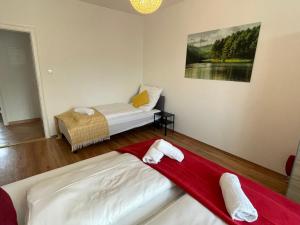巴登-巴登Black Forest Apartment的一间设有两张床的客房,墙上挂着一幅画