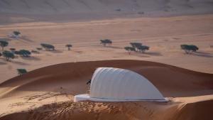 Badīyahalsaif camp的沙漠中的一个帐篷