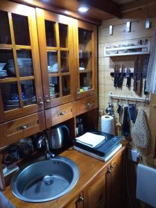 巴伊纳巴什塔NIKOLIJA 2的一个带水槽和木橱柜的厨房