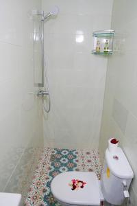 马拉喀什Winarouze house的一间带卫生间和淋浴的小浴室