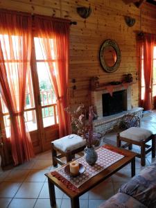 卡拉维塔喜丽诺小木屋公寓的客厅配有桌子和壁炉