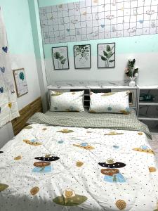 Ban Khlong Phutsaบ้านบุษยา的一间卧室配有一张床和凯特凯特被子
