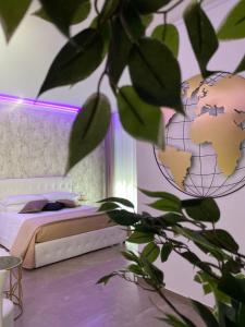 布林迪西b&b THE WORLD的卧室配有一张壁床,墙上挂着球盘
