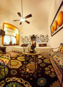 拉戈斯德莫雷诺泰特卡索娜酒店的客厅配有两张床和一张桌子