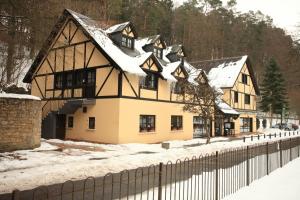 卢森堡塞维伯恩酒店的雪中带栅栏的房子