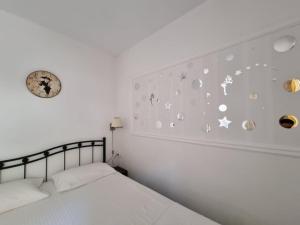 格利法达Corfu Dream Holidays Villas的卧室配有一张挂着星星星的床铺
