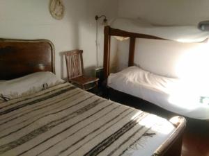 塔菲德尔瓦勒la Casa de Susana的一间卧室配有两张床和椅子