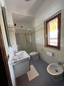 苏尔莫纳La casa di Panfilo的一间带水槽和卫生间的浴室