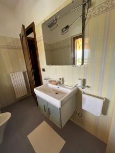苏尔莫纳La casa di Panfilo的一间带水槽、镜子和卫生间的浴室