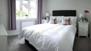 皮特洛赫里Lovely 2 bed house in Pitlochry的卧室配有白色的床和窗户。