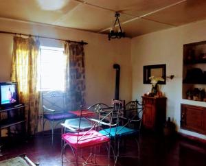 塔菲德尔瓦勒la Casa de Susana的客厅配有桌椅和电视。