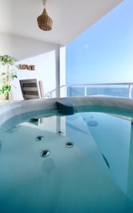 大塔拉哈尔Sailor Lovers - Jacuzzi Fuerteventura的一座带玻璃天花板的别墅内的游泳池