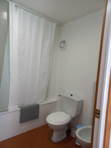 帕斯底拉卡萨Morera Pas de la Casa的浴室配有白色卫生间和盥洗盆。