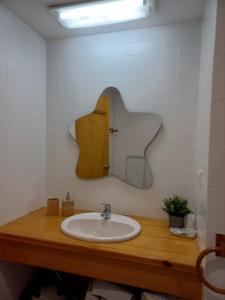 帕斯底拉卡萨Morera Pas de la Casa的一间带水槽和镜子的浴室