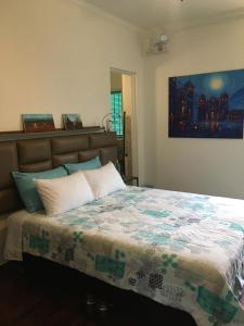 利马La Casona Azul的一间卧室配有床,床上装有被子