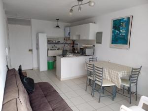 圣巴托洛Minidepartamento en San Bartolo - VISTA AL MAR的一间带桌椅的客厅和一间厨房