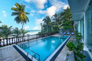 坦加拉Grand Samudra Hotel的海景游泳池