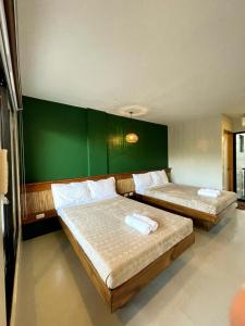 班塔延岛TEZA Resort的绿墙客房的两张床