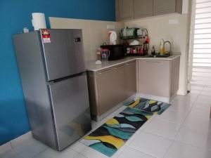 汝来H&H Lovely Homestay in Nilai (Residensi Lili)的带冰箱的厨房和厨房地毯