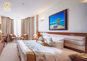 胡志明市新山一西贡酒店的配有一张床和一张书桌的酒店客房