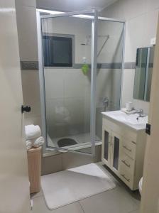 维拉港Bamboo Villa的带淋浴和盥洗盆的浴室