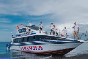 艾湄湾阿努格拉别墅酒店的一群人站在水中的船上