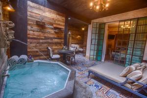 圣胡安奥利弗精品酒店 - 世界小型豪华酒店集团的一间大浴室,内设浴缸