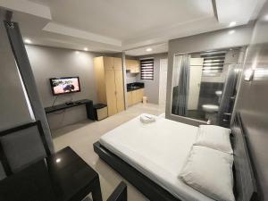 安吉利斯鲁米阿帕特尔酒店的一间卧室配有一张床和一台电视。