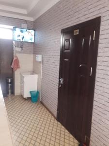 希瓦Hotel Allanazar Ota的一间带卫生间和黑色门的浴室
