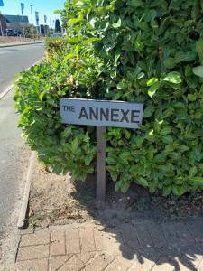 ElmswellThe Annexe, Cornfields的灌木丛前的入口处的标志