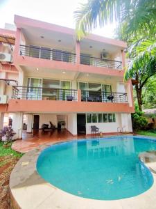 莫尔穆冈Luxury 3BHK Villa with Private Swimming Pool near Candolim的一座房子前面设有一个大型游泳池