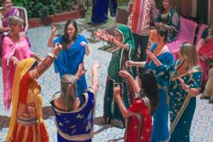 斋浦尔Suryaa Villa Jaipur - A Boutique Heritage Haveli的一群妇女在婚礼上跳舞