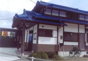 上天草Minshuku Hiro - Vacation STAY 84405v的前面有一辆自行车停放的建筑