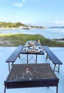 上天草Minshuku Hiro - Vacation STAY 84405v的配有烧烤架的野餐桌和饮料桌