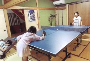 上天草Minshuku Hiro - Vacation STAY 84405v的一群人站在乒乓球桌旁